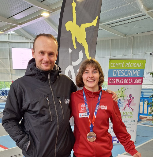 Morgane TAJAN, médaillée de bronze au championnat de France 2025 de fleuret M23 à Nantes. Avec le Me Franck Malachenko. Photo Société d'Escrime de Lyon