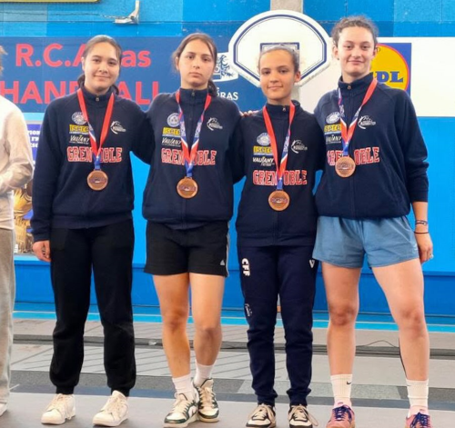 Les Grenobloises de Parmentier, médaillées de bronze au championnat de France 2025 d'épée M17, N2. Loanne Bacles-Min, Lucie Becq, Romane Boitard et Maïlys Dalleas Photo Grenoble Parmentier.